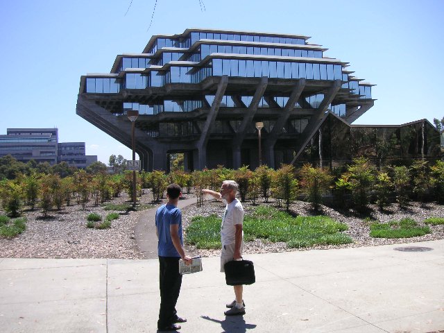 PICT0212 Paul viser oss rundt på det enorme universitetsområdet. Her er Geisel biblioteket. Erik gleder seg til å få lånekort!