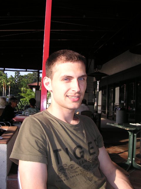 PICT0239 Spiser på restaurant. Som vanlig angrer Erik at han ikke tok det samme som Nina. Hennes mat ser alltid bedre ut