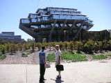 PICT0212 Paul viser oss rundt på det enorme universitetsområdet. Her er Geisel biblioteket. Erik gleder seg til å få lånekort!