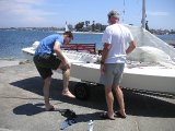 PICT0224 Klargjøring av seilbåten til Paul, i Mission Bay. Har overtalt tøffeerik til å smøre seg med solkrem