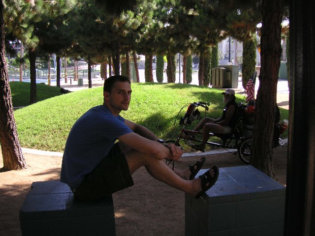 PICT0206 Liten skyggefull park for allslags varme og slitne folk