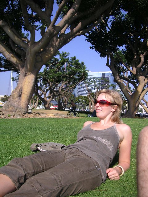 PICT0220 Later som ingenting, tenker Nina. Så forsvinner nok fotografen snart