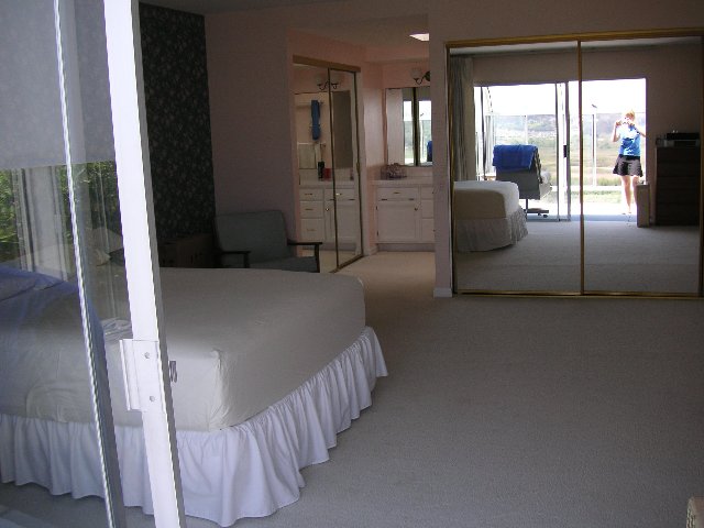 PICT0273 Soverommet, sett fra den private terrassen. Litt trangt, men greit nok(!) Innerst ser vi såvidt det tilhørende badet.