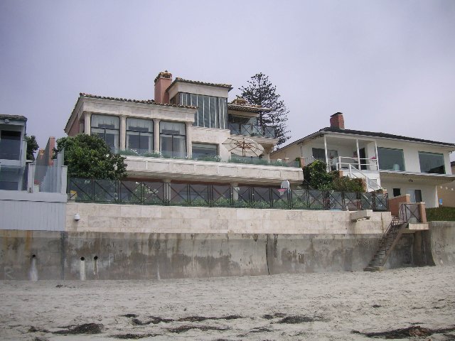 PICT0201 Fint hus med trapp ned til stranden. Hadde vært noe det.