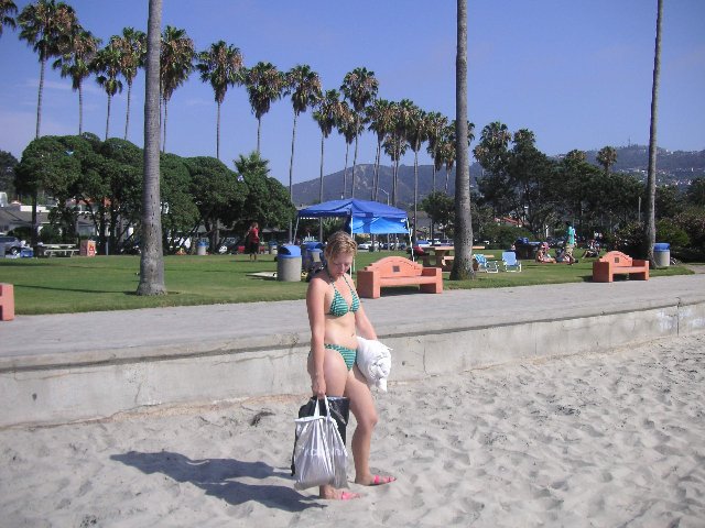 PICT0217 Noen må jo bære tingene, når andre skal ta bilder