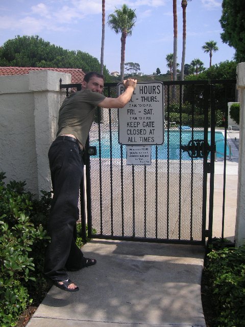 PICT0265 Må ha nøkkel for å bade i bassenget. Det illustreres at porten ikke lar seg åpne ved bruk av makt