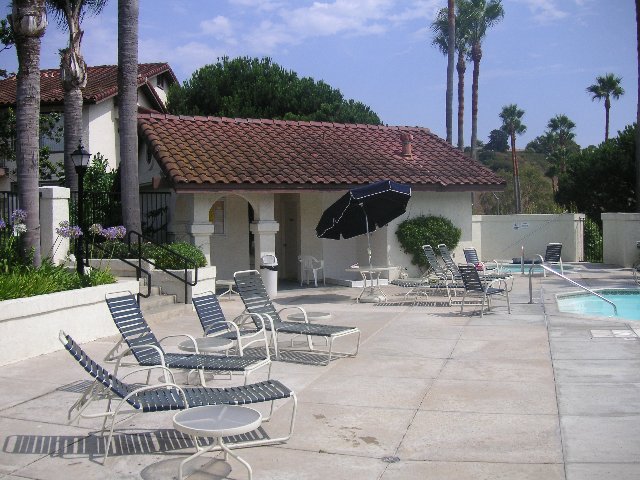 PICT0267 Trengsel rundt bassenget i dag. Alle vil være førstemann uti.