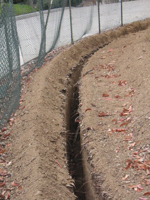 PICT0282 Se på dette pappa (Egil). 80 cm dyp, 15 cm bred. Gravd ut med teskje?