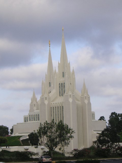PICT0334 Har vi kommet til Disneyland? Nei, det er mormonerkirken rett i hogget for der vi bor.