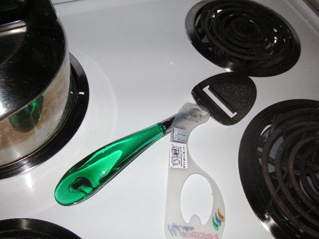 PICT0344 Erik har kjøpt verdens styggeste og mest dysfunksjonelle ostehøvel.