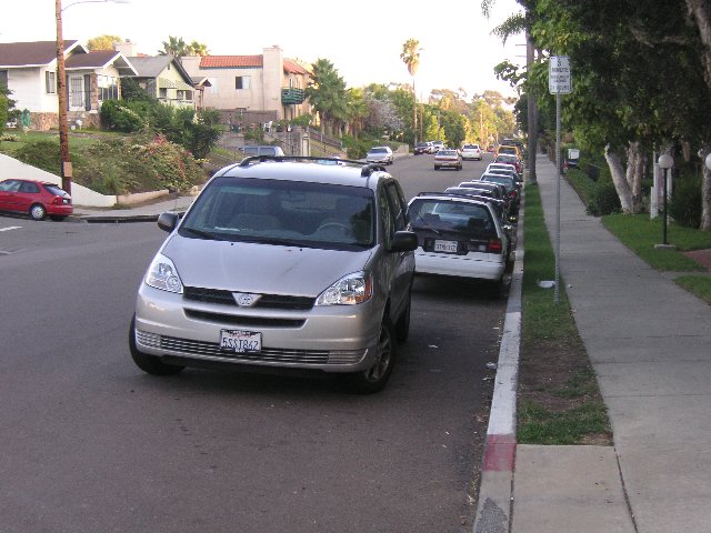 PICT0358 Legg merke til at alle de andre bilene har parkert for nært fortauskanten.