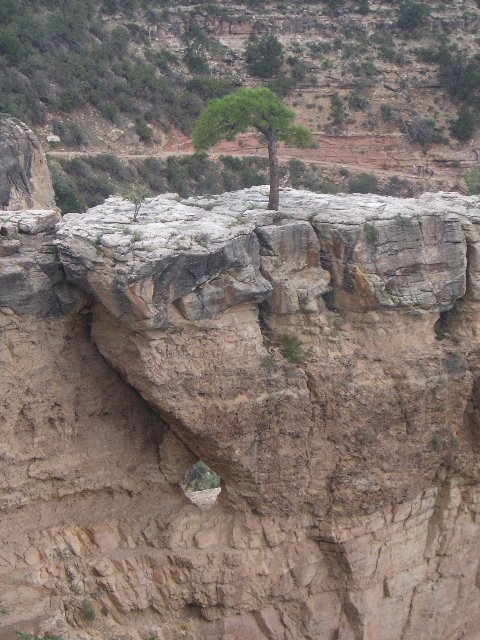 PICT0448 Nina har bestemt seg for å klatre ned til hullet i denne fjellknausen