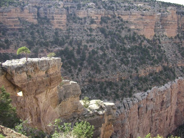 PICT0460 Her ser vi atter en gang den rare fjellknausen med hull gjennom seg. Når skal den falle ned?