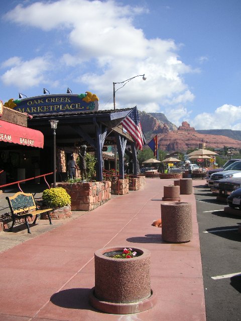 PICT0468 Sedona tar imot enorme mengder turister. Næringen setter opp mye stygt