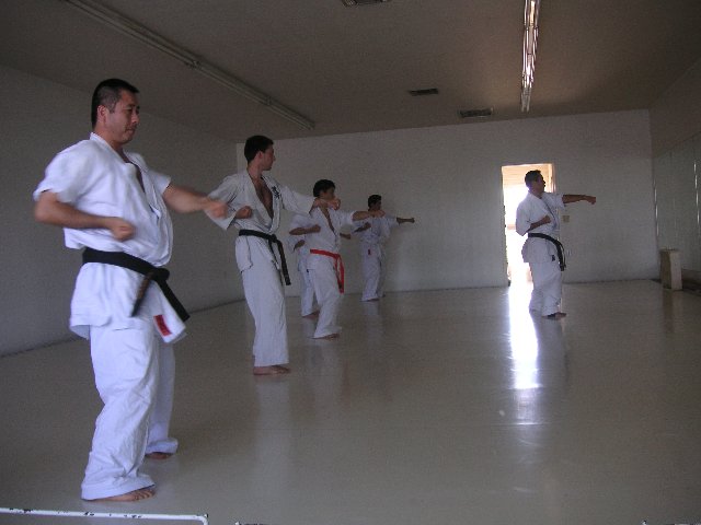PICT0507 Karatestilen til Erik finnes ikke i San Diego, men det gjør den i Phoenix. Han fikk være med på en trening i Hioki Dojo.