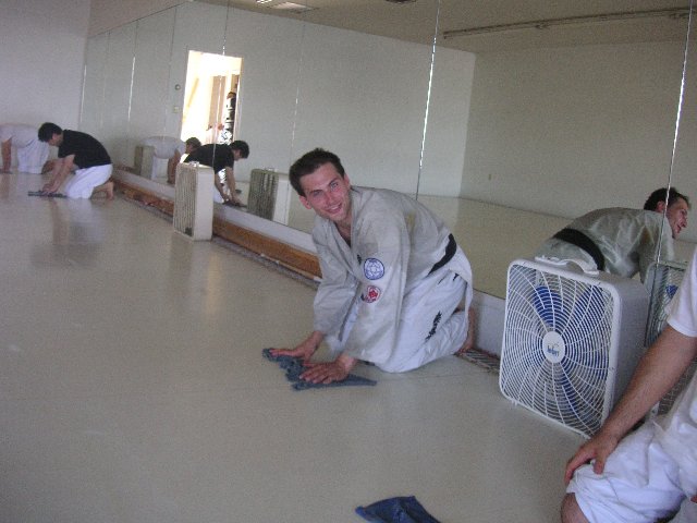 PICT0510 Kan dette være noe for Etne Karateklubb, eller BKKK? Erik vasker gjerne gulvet etter hver trening