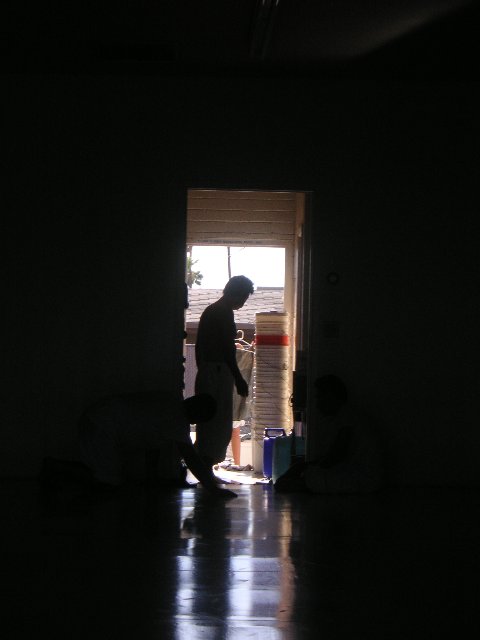 PICT0512 Her ser vi vaskeutstyret og døren ut mot bakgården. Dusj hadde de ikke, men vannkran på veggen, i 30 cm høyde fungerer nesten like bra :-)